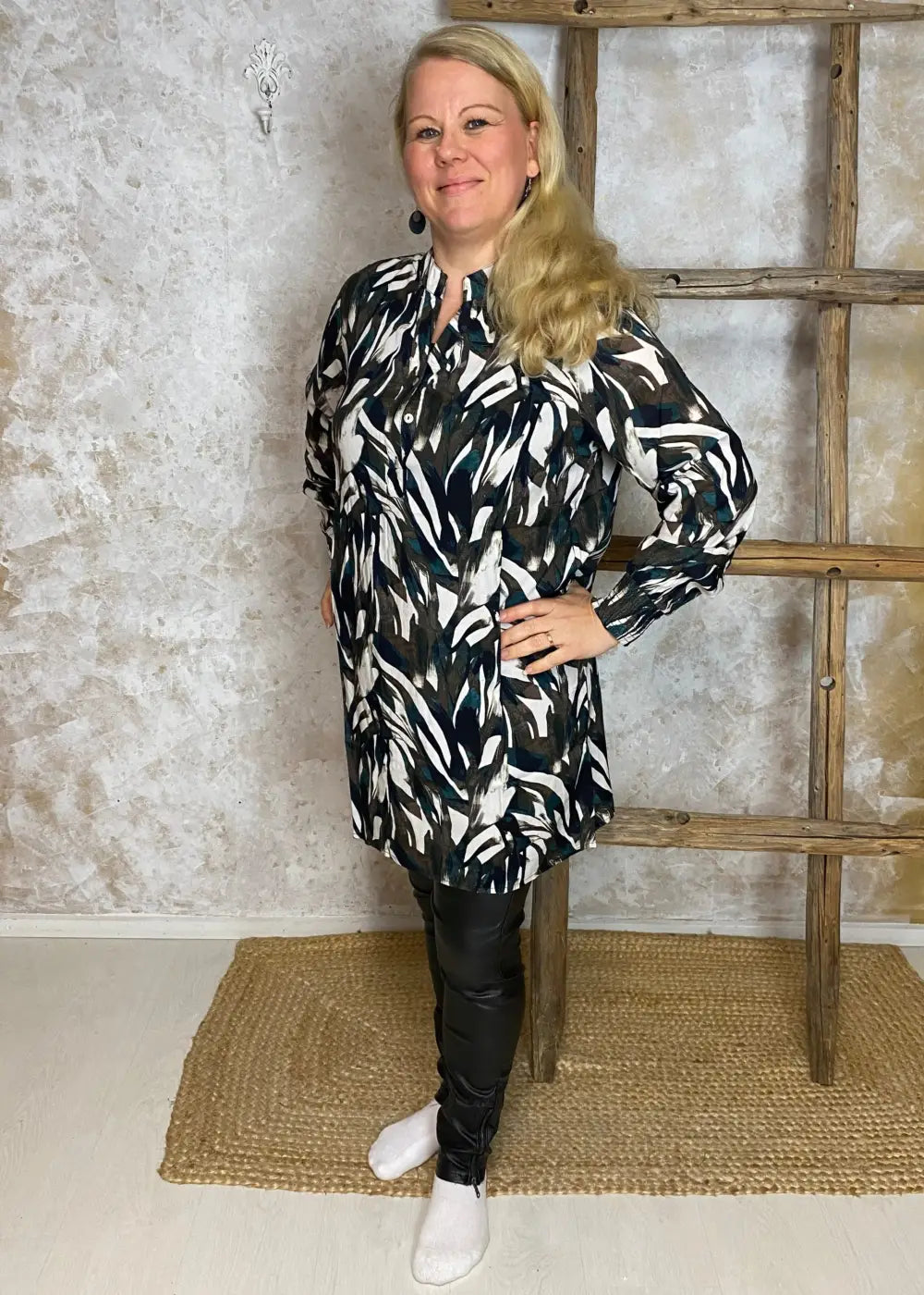 Kirjavan vihreä-ruskea tunika V-pääntiellä ja resorihihoilla, kevyt A-linjainen malli arkeen ja rennompaan käyttöön.