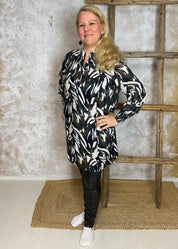 Kirjavan vihreä-ruskea tunika V-pääntiellä ja resorihihoilla, kevyt A-linjainen malli arkeen ja rennompaan käyttöön.