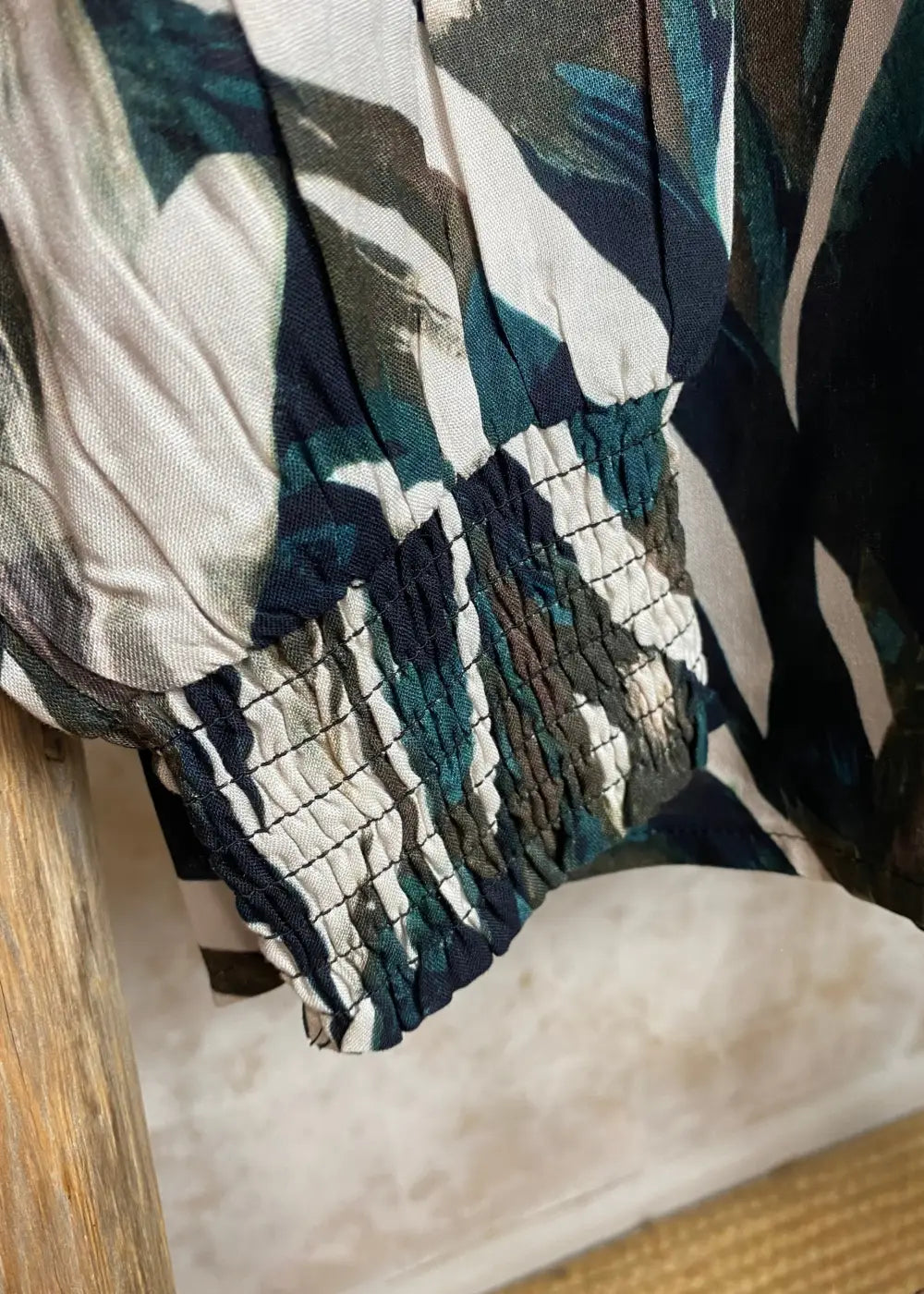 Kirjavan vihreä-ruskea tunika V-pääntiellä ja resorihihoilla, kevyt A-linjainen malli arkeen ja rennompaan käyttöön.