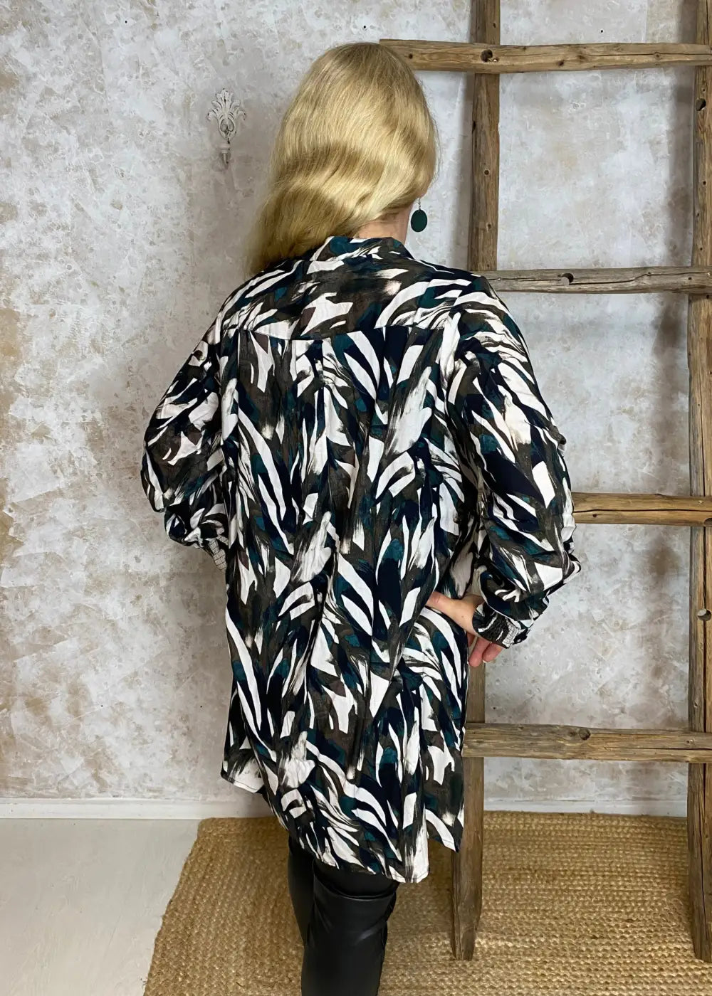 Kirjavan vihreä-ruskea tunika V-pääntiellä ja resorihihoilla, kevyt A-linjainen malli arkeen ja rennompaan käyttöön.