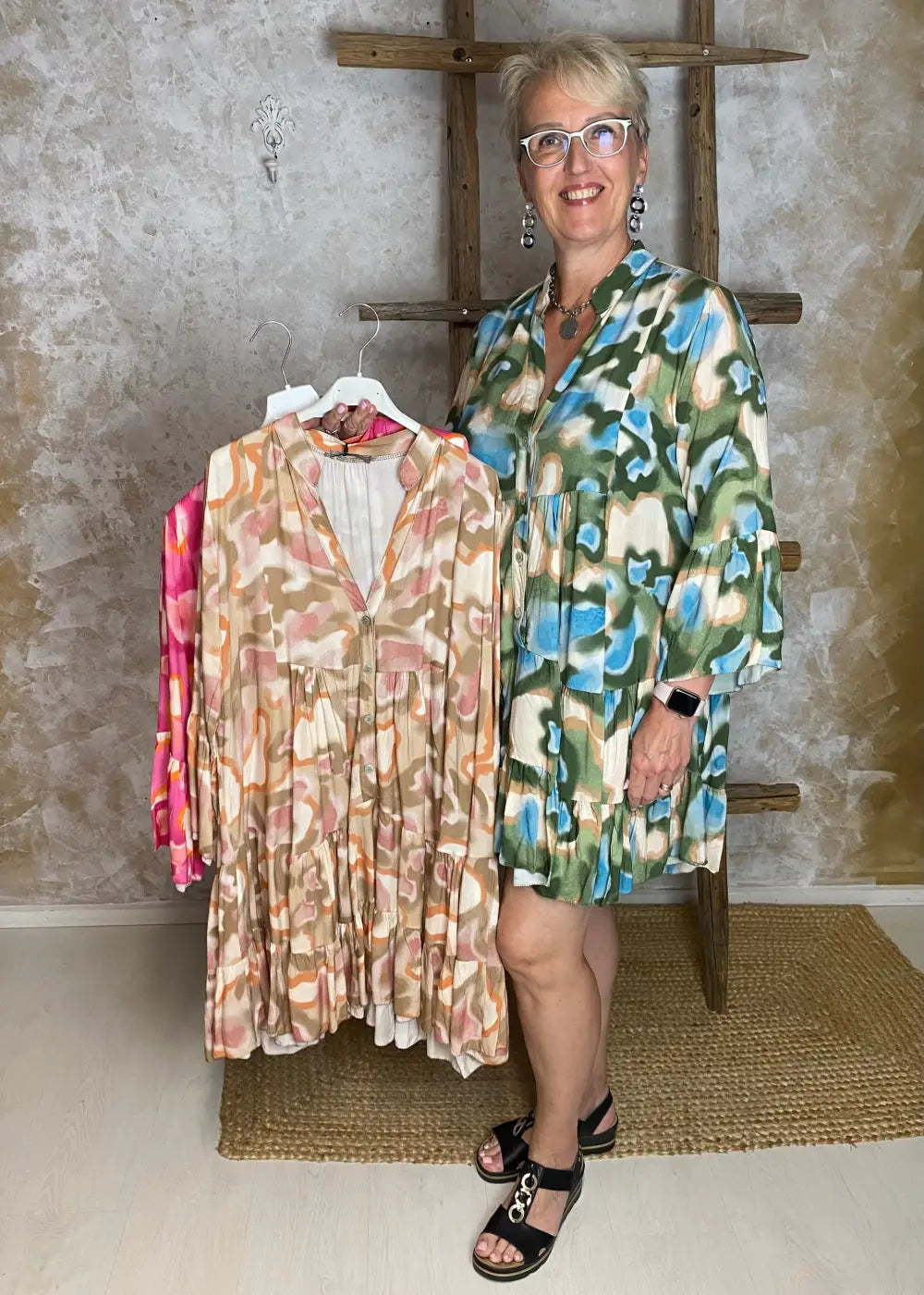 Värikäs frillatunika naisellisella mallilla, V-pääntiellä ja kevyillä hihoilla arkeen ja vapaa-aikaan.