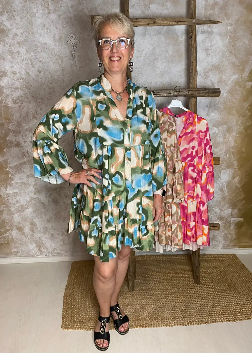 Värikäs frillatunika naisellisella mallilla, V-pääntiellä ja kevyillä hihoilla arkeen ja vapaa-aikaan.