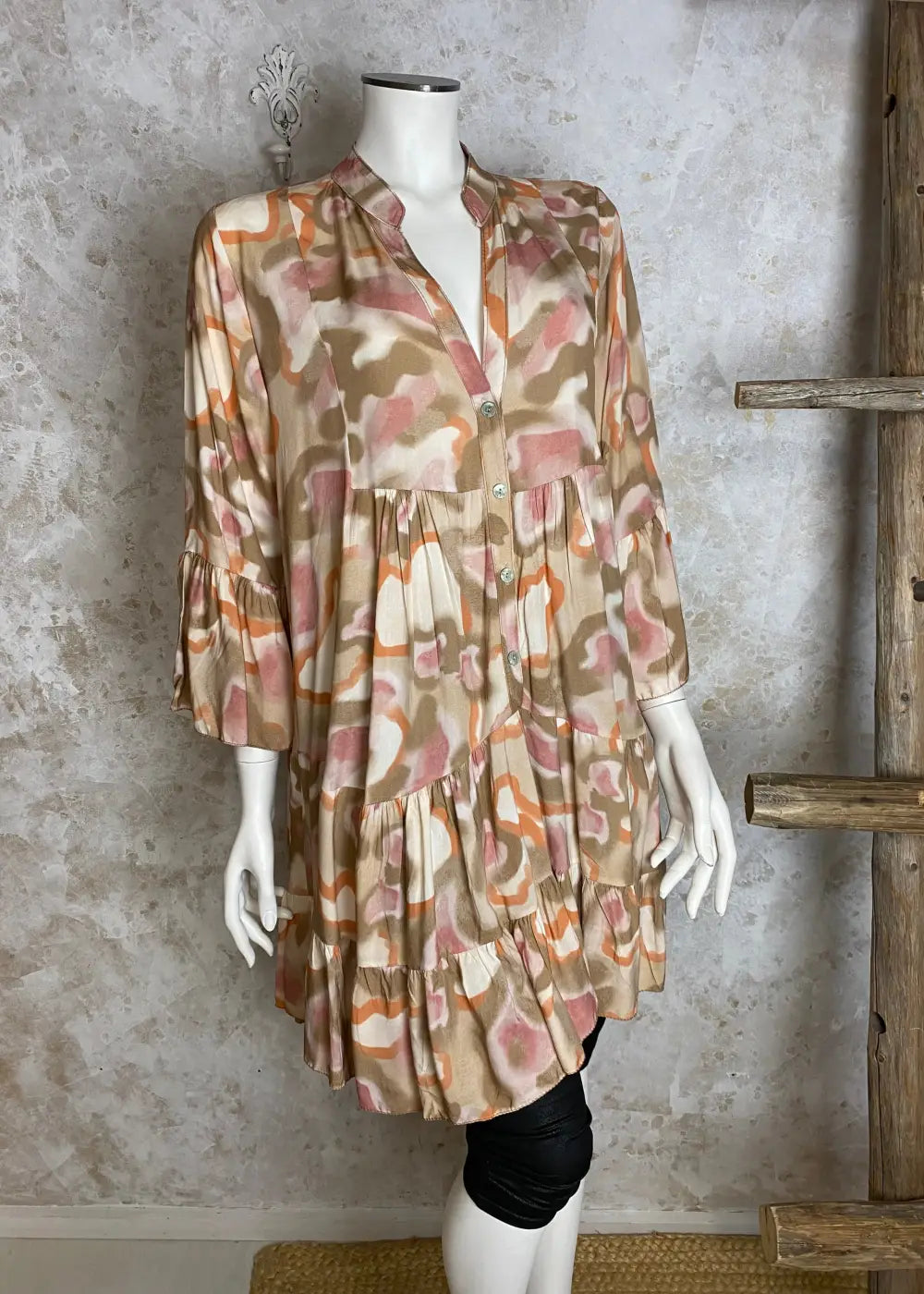 Värikäs frillatunika naisellisella mallilla, V-pääntiellä ja kevyillä hihoilla arkeen ja vapaa-aikaan.