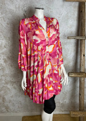 Värikäs frillatunika naisellisella mallilla, V-pääntiellä ja kevyillä hihoilla arkeen ja vapaa-aikaan.