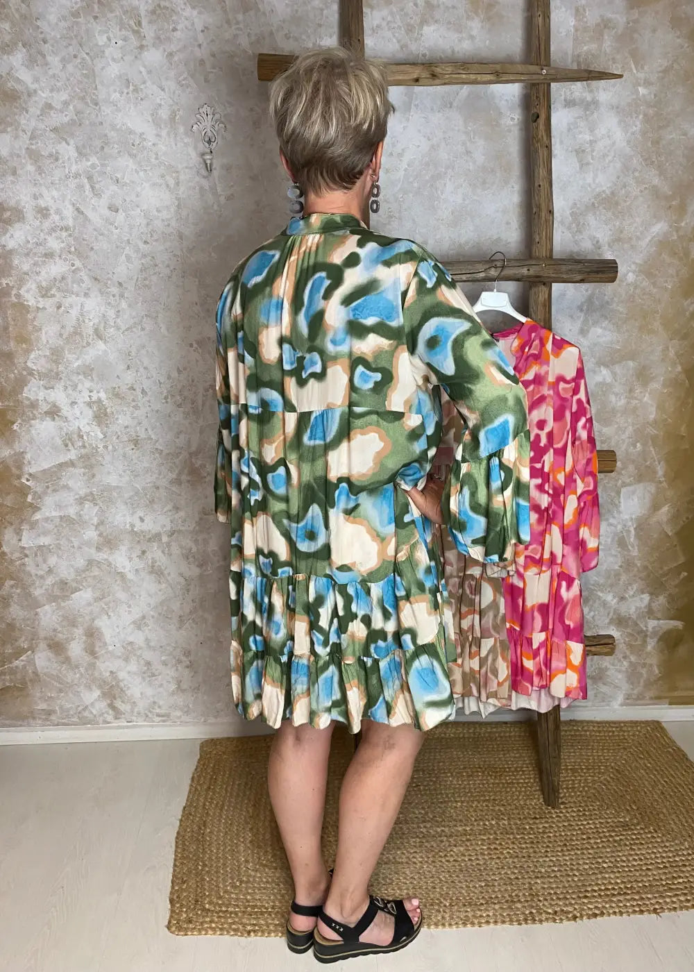 Värikäs frillatunika naisellisella mallilla, V-pääntiellä ja kevyillä hihoilla arkeen ja vapaa-aikaan.