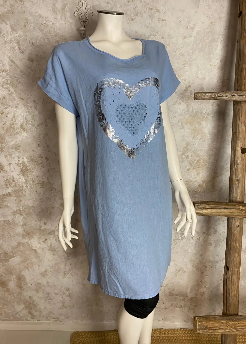 Ilmeikäs holkkihihainen tunika, sydänbrodeeraus, glitteri, kevyt kangas, suora malli, taskut, O-pääntie – säihkettä arkeen.