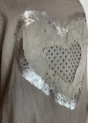 Ilmeikäs holkkihihainen tunika, sydänbrodeeraus, glitteri, kevyt kangas, suora malli, taskut, O-pääntie – säihkettä arkeen.