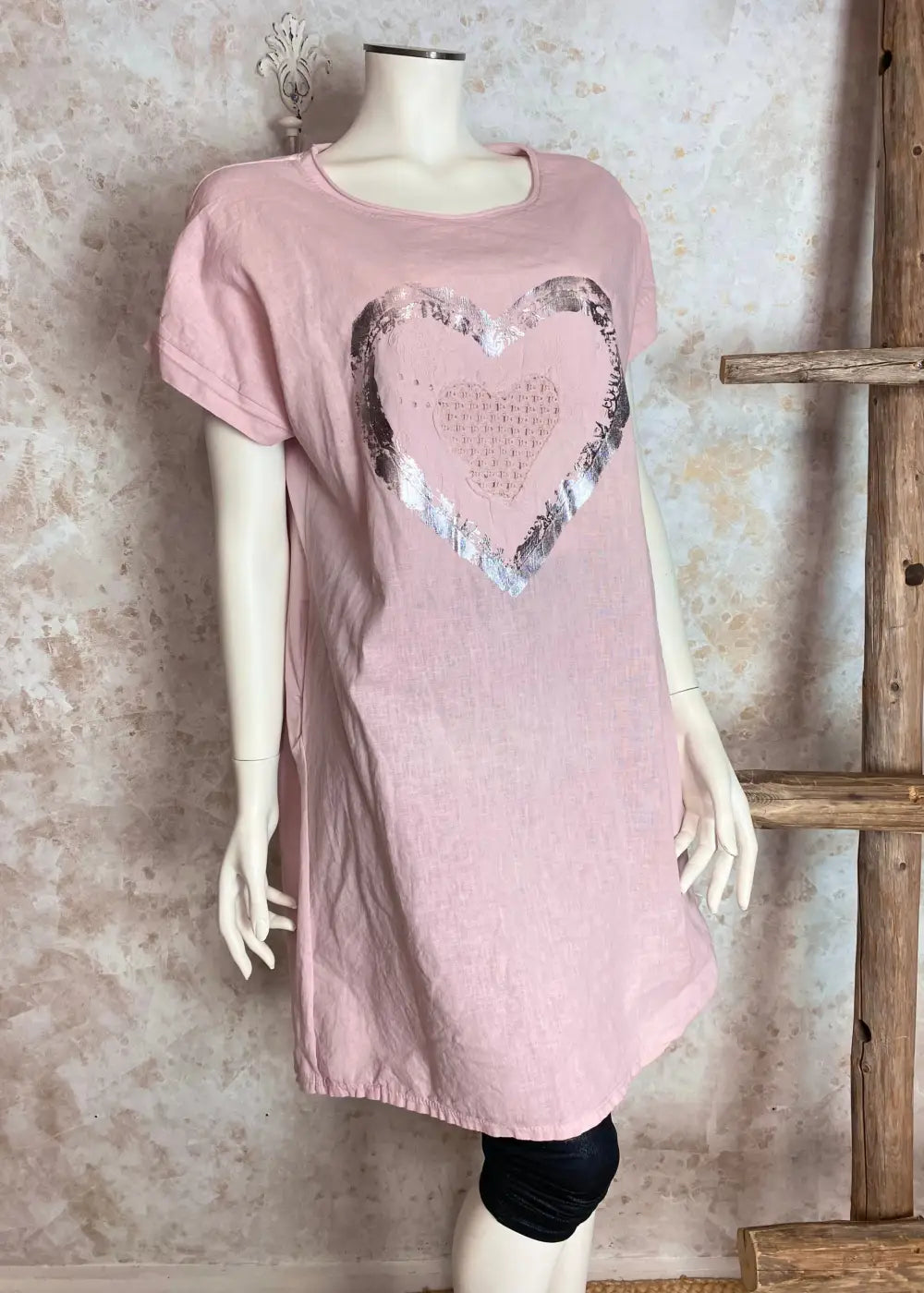 Ilmeikäs holkkihihainen tunika, sydänbrodeeraus, glitteri, kevyt kangas, suora malli, taskut, O-pääntie – säihkettä arkeen.