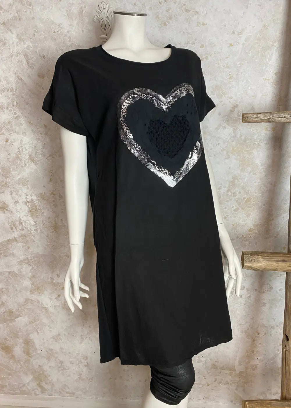 Ilmeikäs holkkihihainen tunika, sydänbrodeeraus, glitteri, kevyt kangas, suora malli, taskut, O-pääntie – säihkettä arkeen.