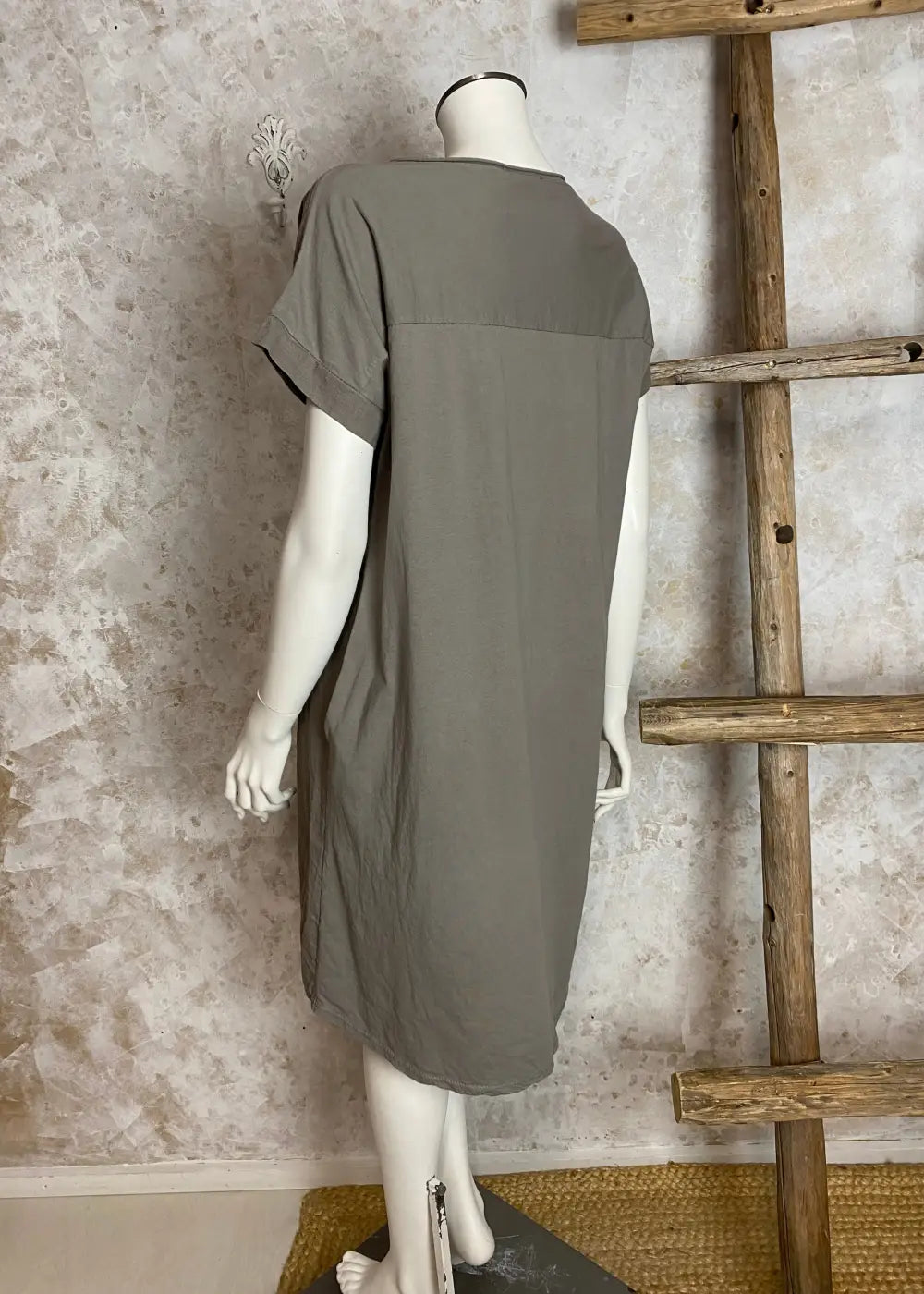 Ilmeikäs holkkihihainen tunika, sydänbrodeeraus, glitteri, kevyt kangas, suora malli, taskut, O-pääntie – säihkettä arkeen.