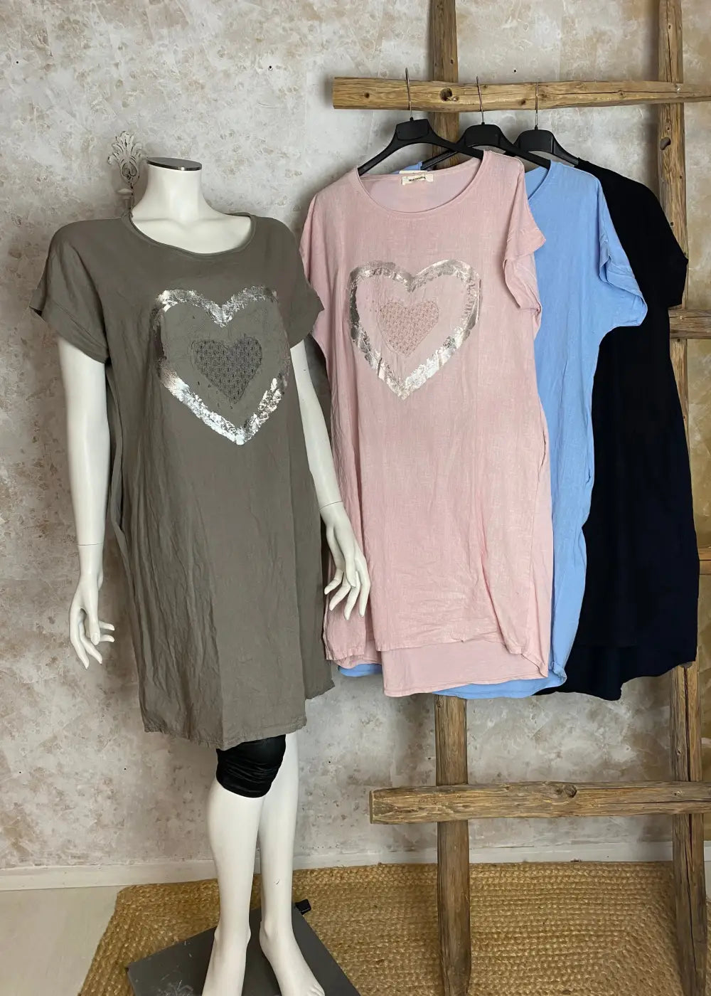 Ilmeikäs holkkihihainen tunika, sydänbrodeeraus, glitteri, kevyt kangas, suora malli, taskut, O-pääntie – säihkettä arkeen.