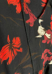 Kevyt frilla-helmainen kukkakuvioitu tunika, V-pääntie, frillahihat, levenevä helma, kreppiviskoosia, taskut sivuilla.