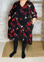 Kevyt frilla-helmainen kukkakuvioitu tunika, V-pääntie, frillahihat, levenevä helma, kreppiviskoosia, taskut sivuilla.