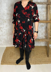 Kevyt frilla-helmainen kukkakuvioitu tunika, V-pääntie, frillahihat, levenevä helma, kreppiviskoosia, taskut sivuilla.