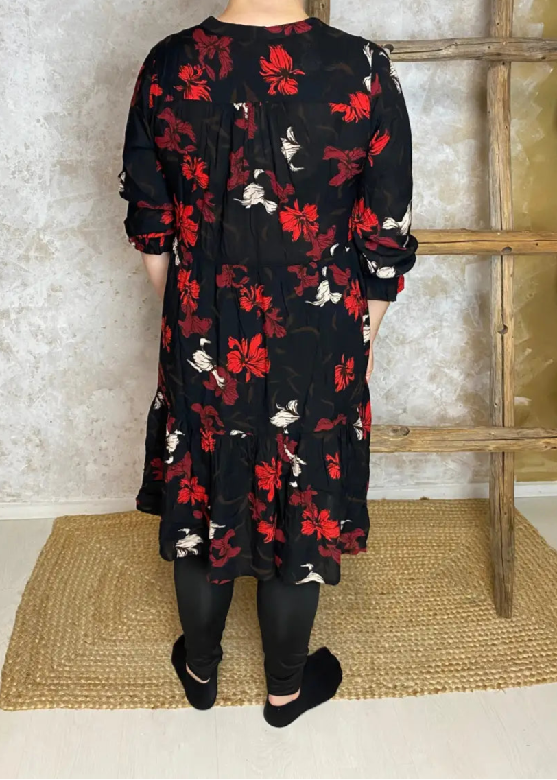 Kevyt frilla-helmainen kukkakuvioitu tunika, V-pääntie, frillahihat, levenevä helma, kreppiviskoosia, taskut sivuilla.