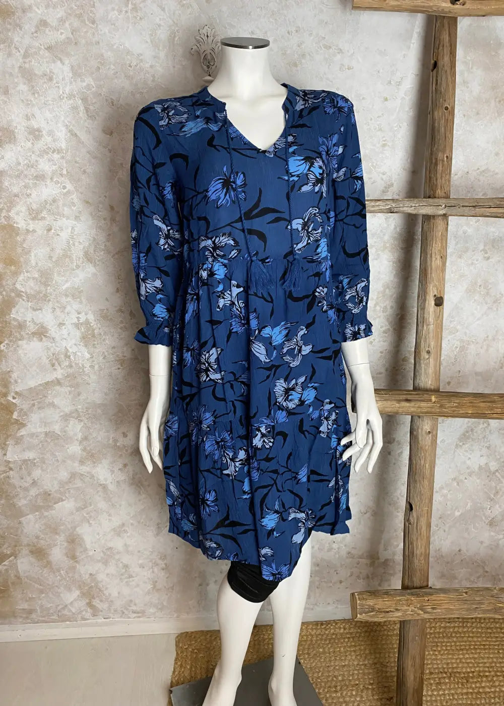 Kevyt frilla-helmainen kukkakuvioitu tunika, V-pääntie, frillahihat, levenevä helma, kreppiviskoosia, taskut sivuilla.