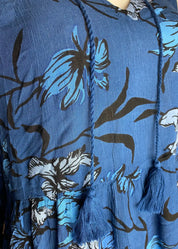 Kevyt frilla-helmainen kukkakuvioitu tunika, V-pääntie, frillahihat, levenevä helma, kreppiviskoosia, taskut sivuilla.