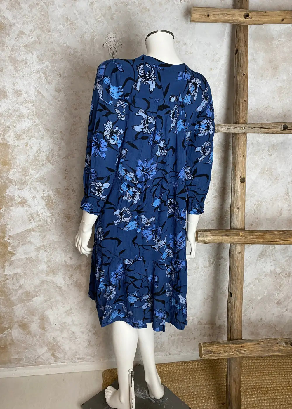 Kevyt frilla-helmainen kukkakuvioitu tunika, V-pääntie, frillahihat, levenevä helma, kreppiviskoosia, taskut sivuilla.