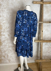 Kevyt frilla-helmainen kukkakuvioitu tunika, V-pääntie, frillahihat, levenevä helma, kreppiviskoosia, taskut sivuilla.