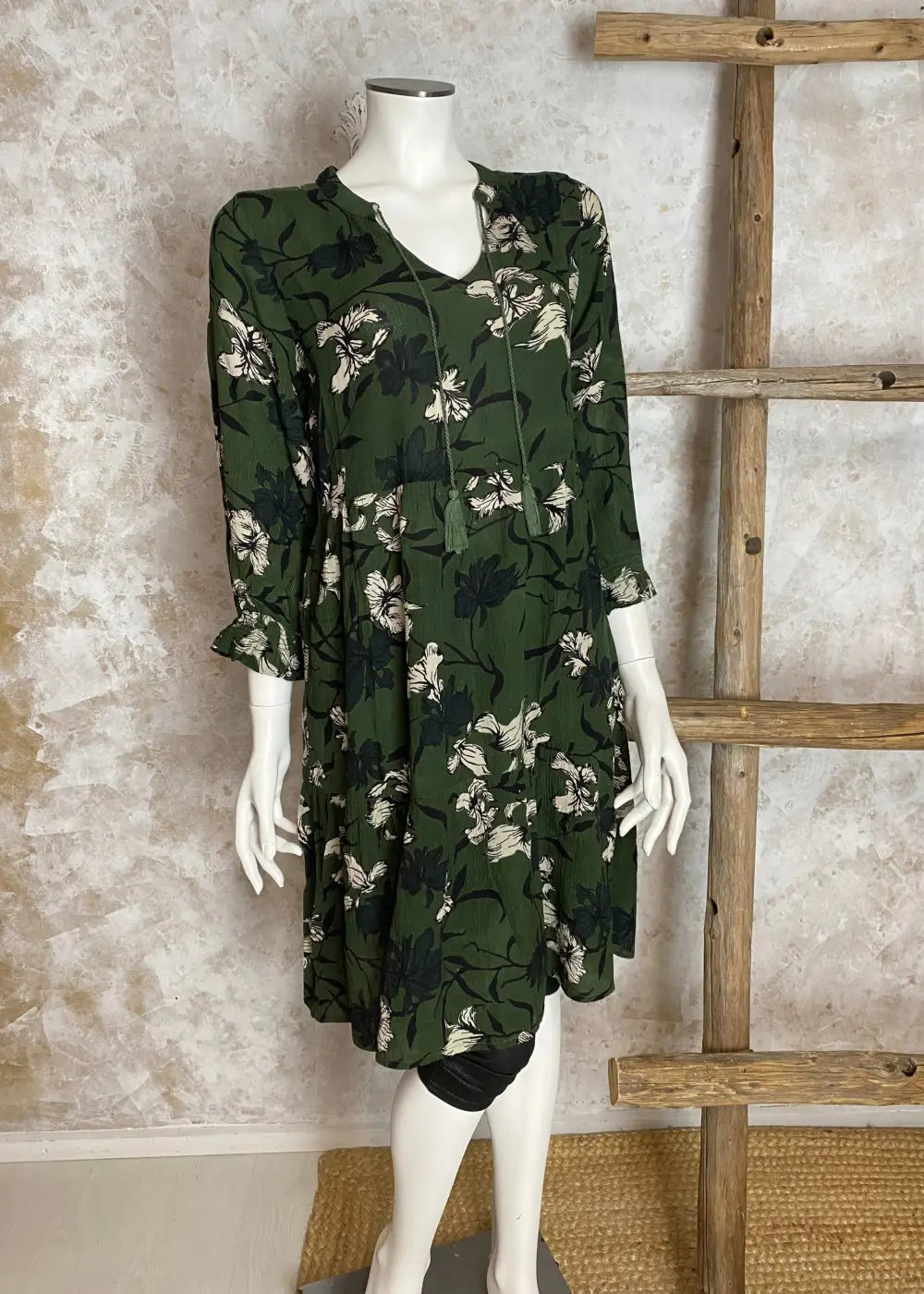 Kevyt frilla-helmainen kukkakuvioitu tunika, V-pääntie, frillahihat, levenevä helma, kreppiviskoosia, taskut sivuilla.