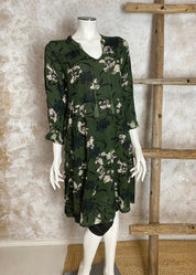 Kevyt frilla-helmainen kukkakuvioitu tunika, V-pääntie, frillahihat, levenevä helma, kreppiviskoosia, taskut sivuilla.