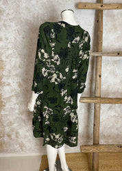 Kevyt frilla-helmainen kukkakuvioitu tunika, V-pääntie, frillahihat, levenevä helma, kreppiviskoosia, taskut sivuilla.