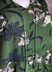 Kevyt frilla-helmainen kukkakuvioitu tunika, V-pääntie, frillahihat, levenevä helma, kreppiviskoosia, taskut sivuilla.