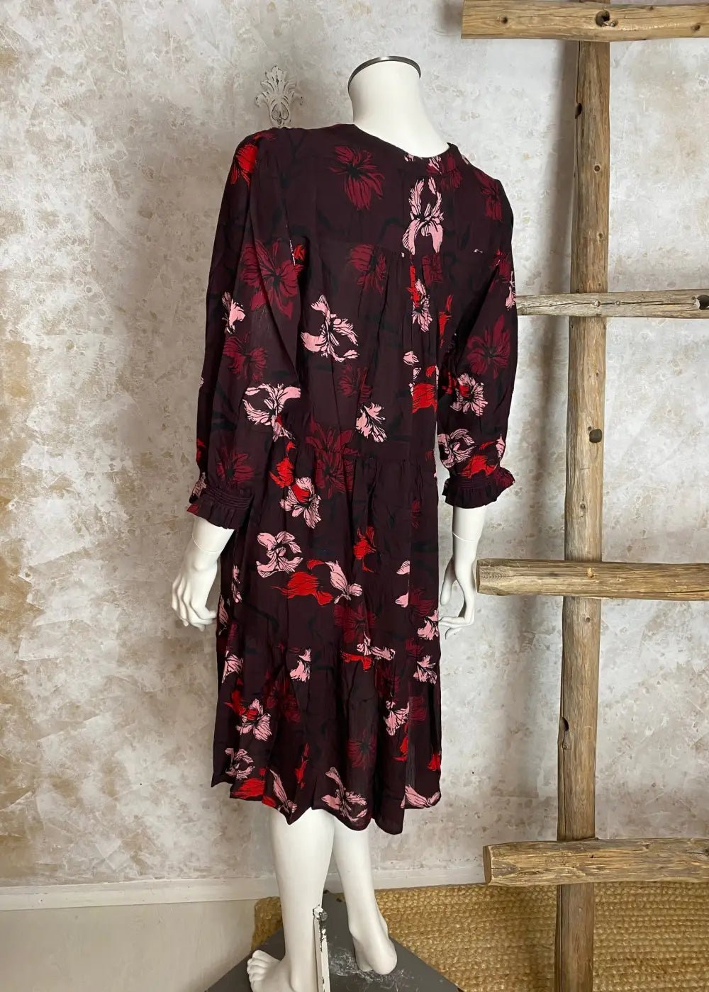 Kevyt frilla-helmainen kukkakuvioitu tunika, V-pääntie, frillahihat, levenevä helma, kreppiviskoosia, taskut sivuilla.