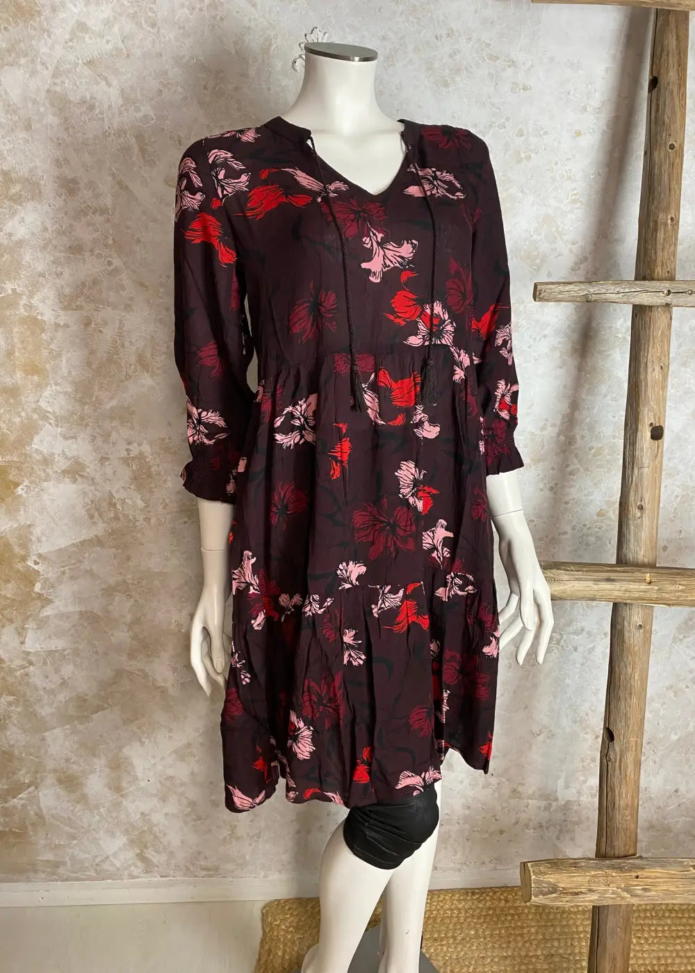 Kevyt frilla-helmainen kukkakuvioitu tunika, V-pääntie, frillahihat, levenevä helma, kreppiviskoosia, taskut sivuilla.