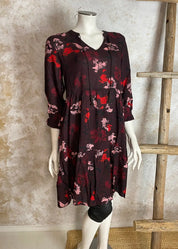 Kevyt frilla-helmainen kukkakuvioitu tunika, V-pääntie, frillahihat, levenevä helma, kreppiviskoosia, taskut sivuilla.