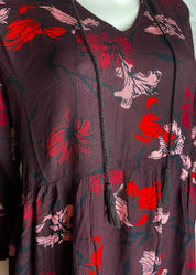 Kevyt frilla-helmainen kukkakuvioitu tunika, V-pääntie, frillahihat, levenevä helma, kreppiviskoosia, taskut sivuilla.