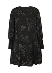 Elegantti A-linjainen juhlamekko, jossa kultaiset yksityiskohdat, puffihihat, napitus ja epätasainen helma.