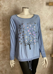 Värikäs elämänpuu-paita, jossa pitkät hihat, kimaltava etukuvio, laskettu olkalinja ja säädettävä helma.