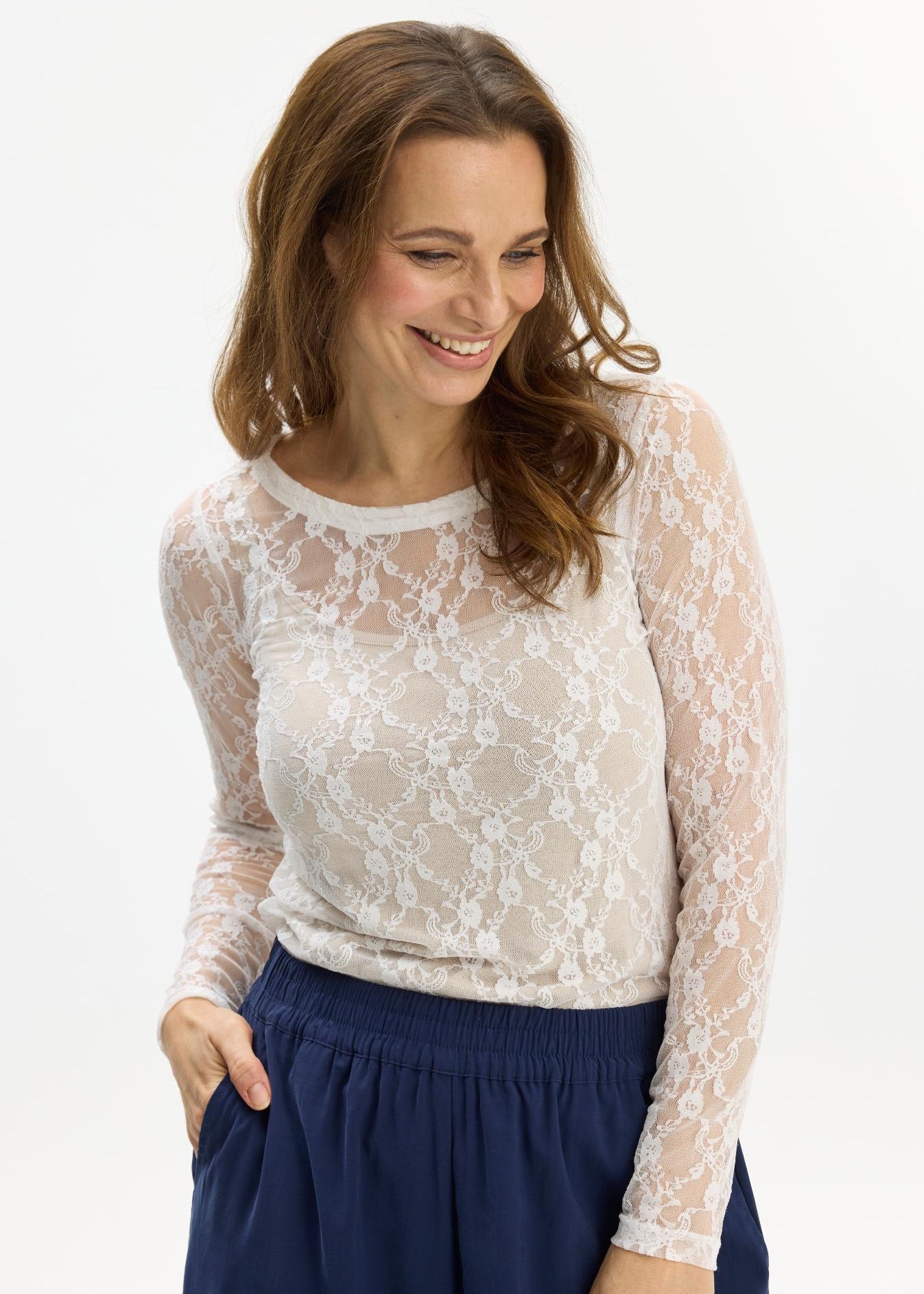 Naisten valkoinen pitkähihainen pitsipaita, joustava läpikuultava yläosa arkeen ja juhlaan, klassinen O-pääntie