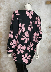 Kukkakuvioinen paitapusero kevyestä joustamattomasta materiaalista, lyhyt napitus, pieni kaulus, tamppihihat ja sivuhalkiot