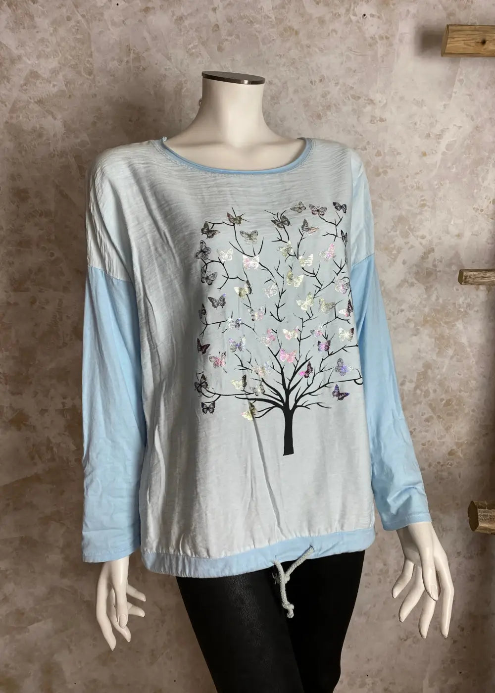 Värikäs elämänpuu-paita, jossa pitkät hihat, kimaltava etukuvio, laskettu olkalinja ja säädettävä helma.