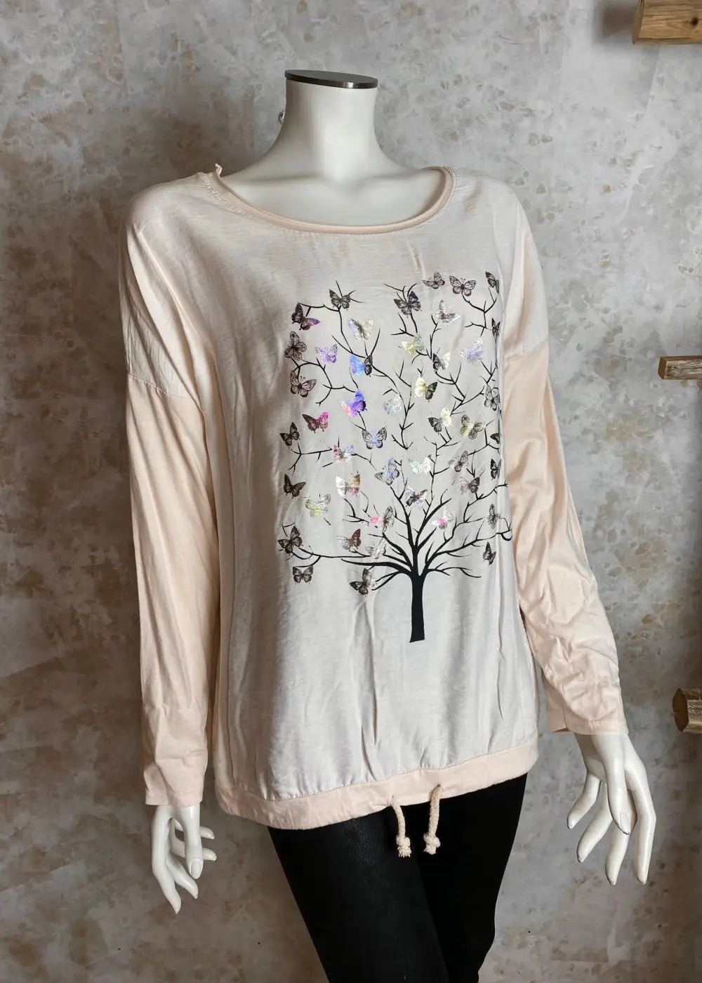 Värikäs elämänpuu-paita, jossa pitkät hihat, kimaltava etukuvio, laskettu olkalinja ja säädettävä helma.