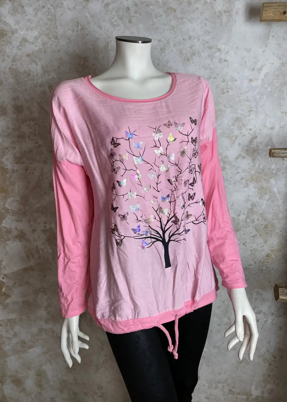 Värikäs elämänpuu-paita, jossa pitkät hihat, kimaltava etukuvio, laskettu olkalinja ja säädettävä helma.