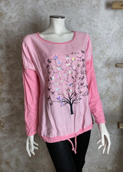 Värikäs elämänpuu-paita, jossa pitkät hihat, kimaltava etukuvio, laskettu olkalinja ja säädettävä helma.