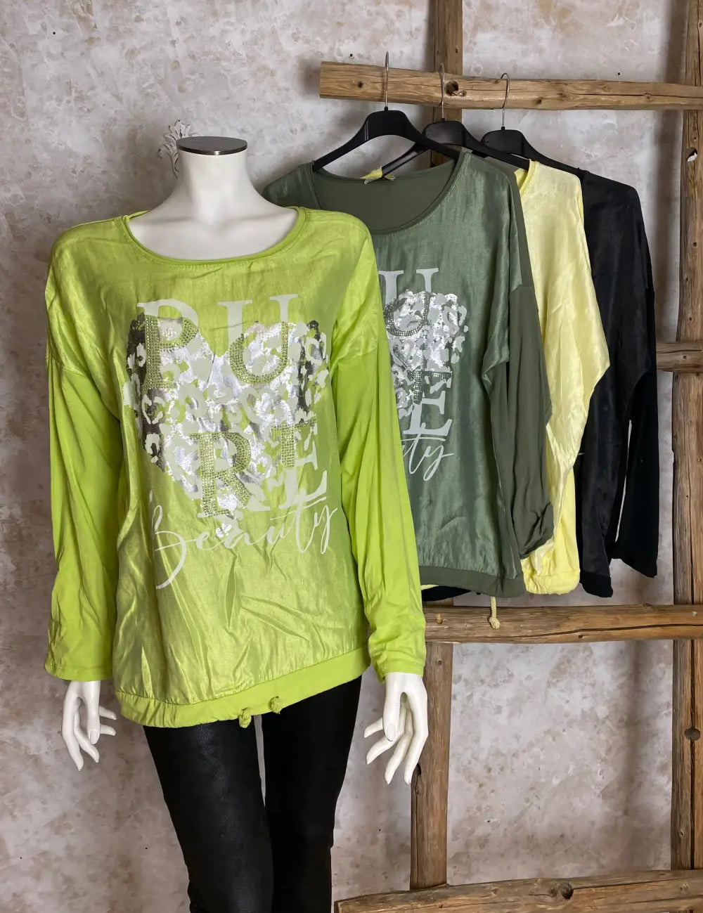 Pitkähihainen paita strassikoristellulla printillä, kevyt etuosa, joustava selkä, laskettu olkalinja ja kiristettävä pussihelma