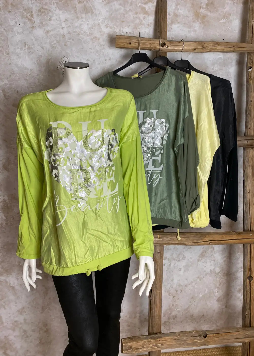 Pitkähihainen paita strassikoristellulla printillä, kevyt etuosa, joustava selkä, laskettu olkalinja ja kiristettävä pussihelma