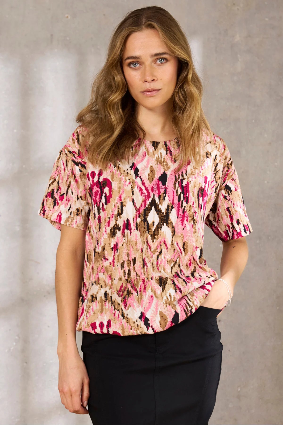 Naisten pinkki lyhythihainen pusero kirjavalla kuosilla, ohut materiaali, suora malli, O-pääntie ja pussimainen helma