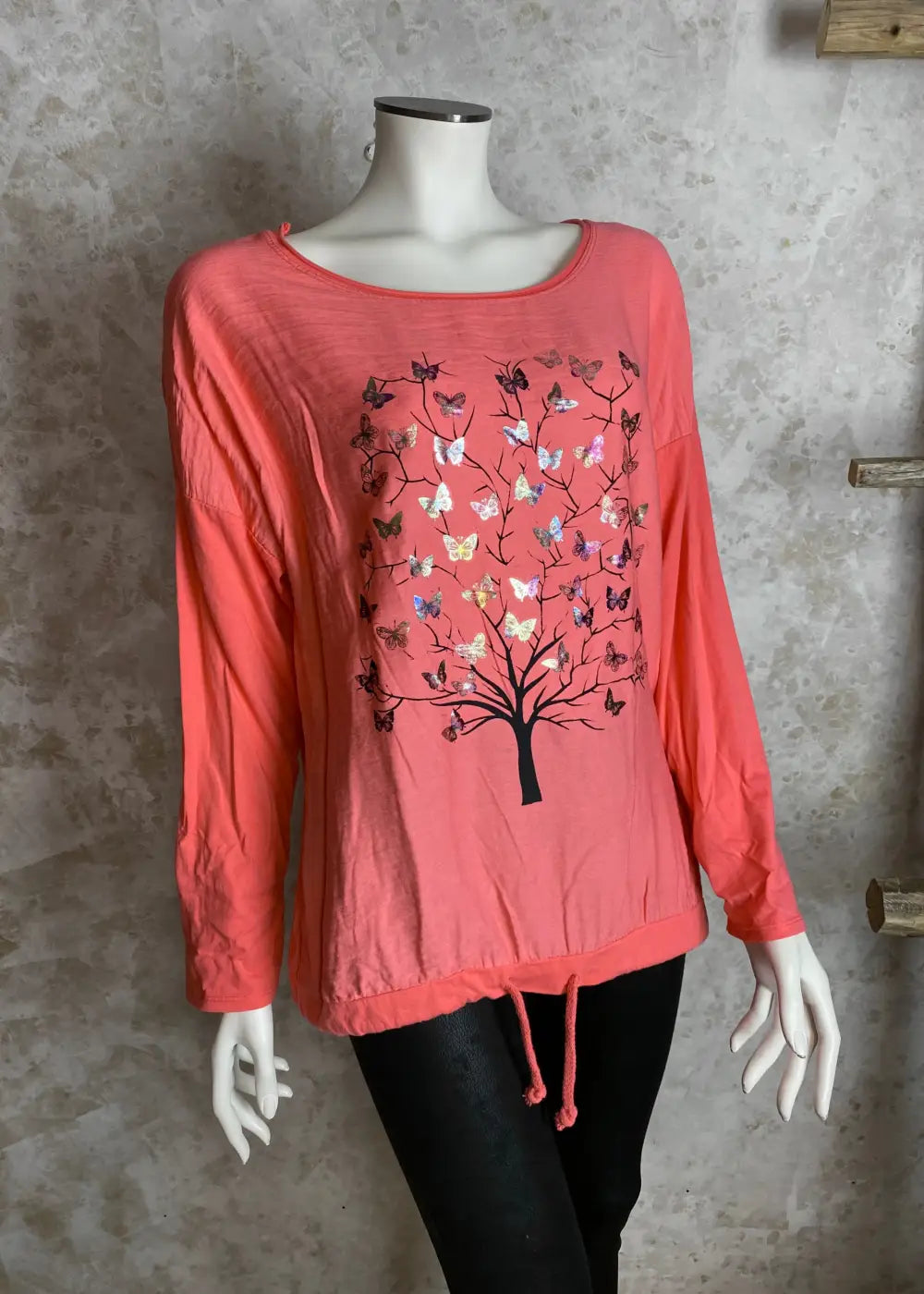 Värikäs elämänpuu-paita, jossa pitkät hihat, kimaltava etukuvio, laskettu olkalinja ja säädettävä helma.