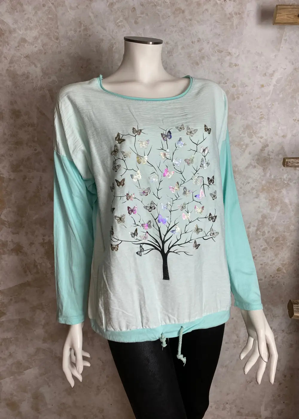 Värikäs elämänpuu-paita, jossa pitkät hihat, kimaltava etukuvio, laskettu olkalinja ja säädettävä helma.