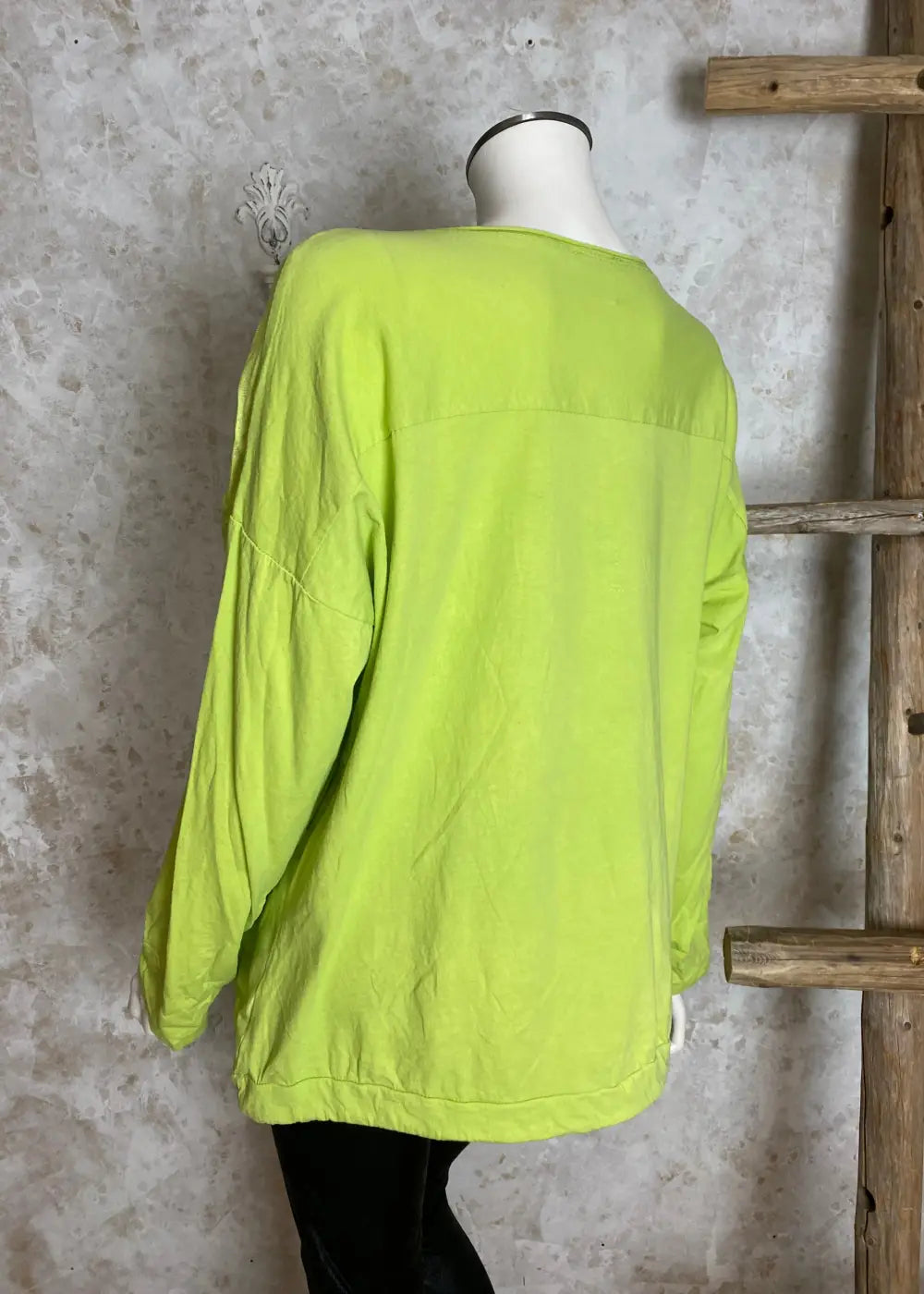 Pitkähihainen paita strassikoristellulla printillä, kevyt etuosa, joustava selkä, laskettu olkalinja ja kiristettävä pussihelma