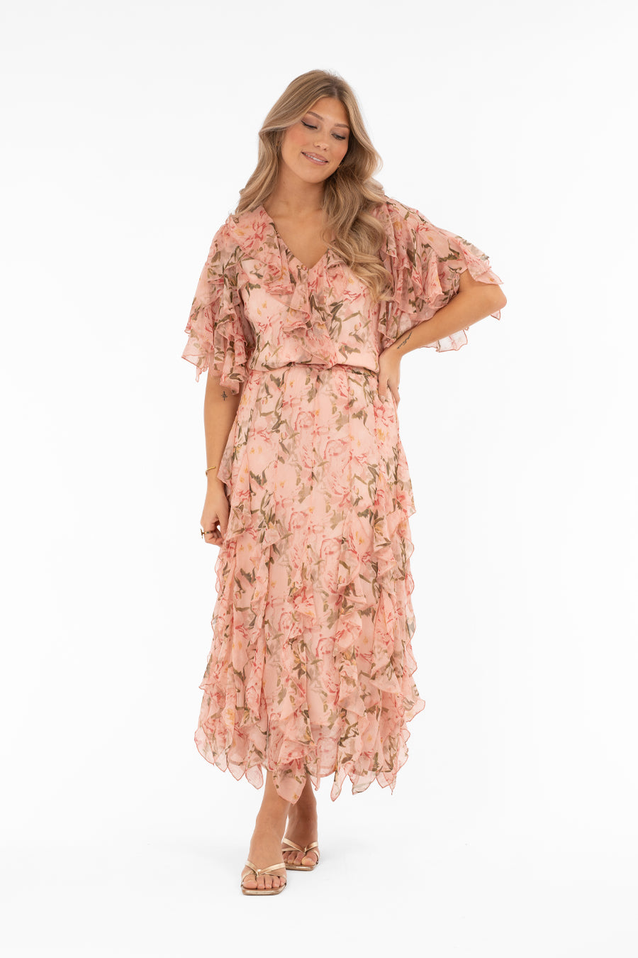 Naisten hurmaava röyhelöinen sifonkipusero, kiinteä alustoppi, leveät hihat, syvä V-pääntie ja kaareva helma lyhyillä halkioilla