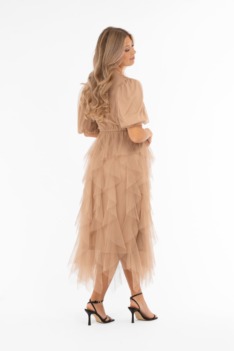 Naisten ihastuttava latte valekietaisumekko tyllimateriaalista, poikkileikkaus vyötäröllä, leveät hihat, kerroksellinen tyllihelma ja V-pääntie