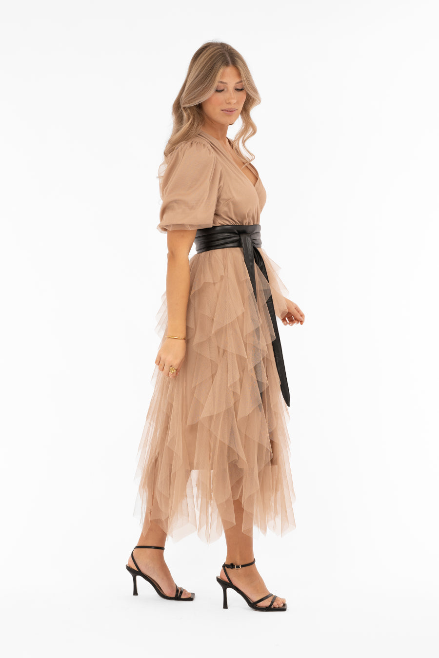 Naisten ihastuttava latte valekietaisumekko tyllimateriaalista, poikkileikkaus vyötäröllä, leveät hihat, kerroksellinen tyllihelma ja V-pääntie