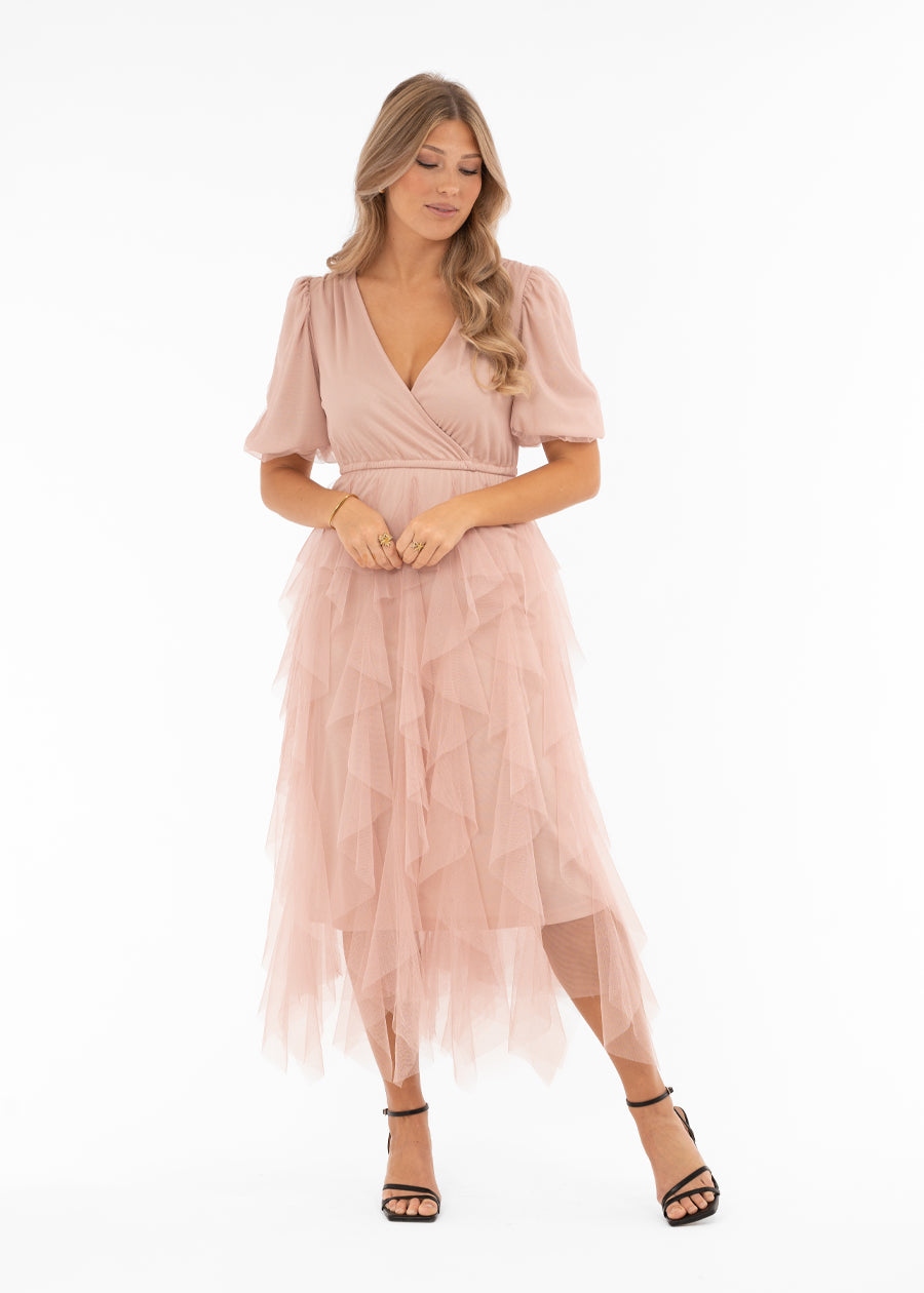 Naisten ihastuttava roosa valekietaisumekko tyllimateriaalista, poikkileikkaus vyötäröllä, leveät hihat, kerroksellinen tyllihelma ja V-pääntie