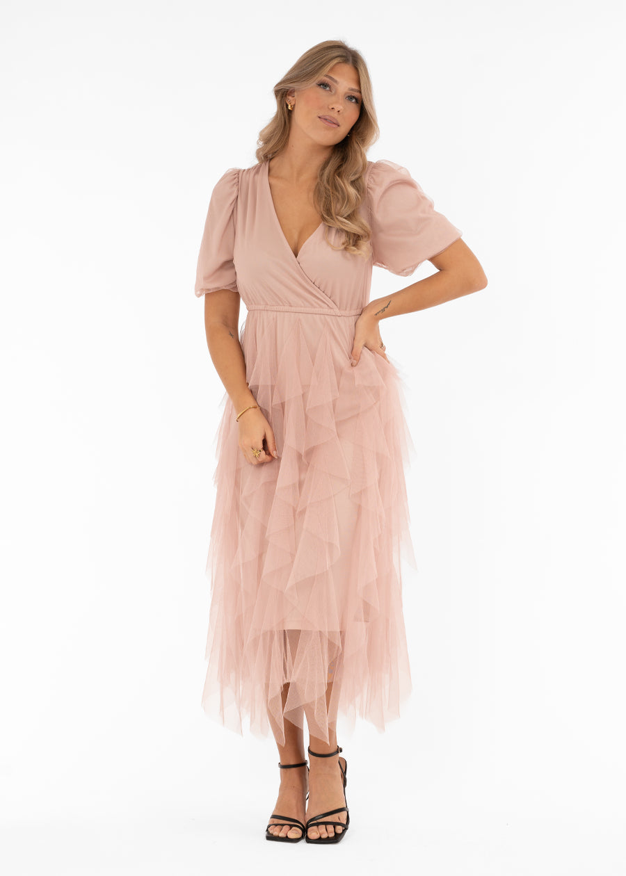 Naisten ihastuttava roosa valekietaisumekko tyllimateriaalista, poikkileikkaus vyötäröllä, leveät hihat, kerroksellinen tyllihelma ja V-pääntie